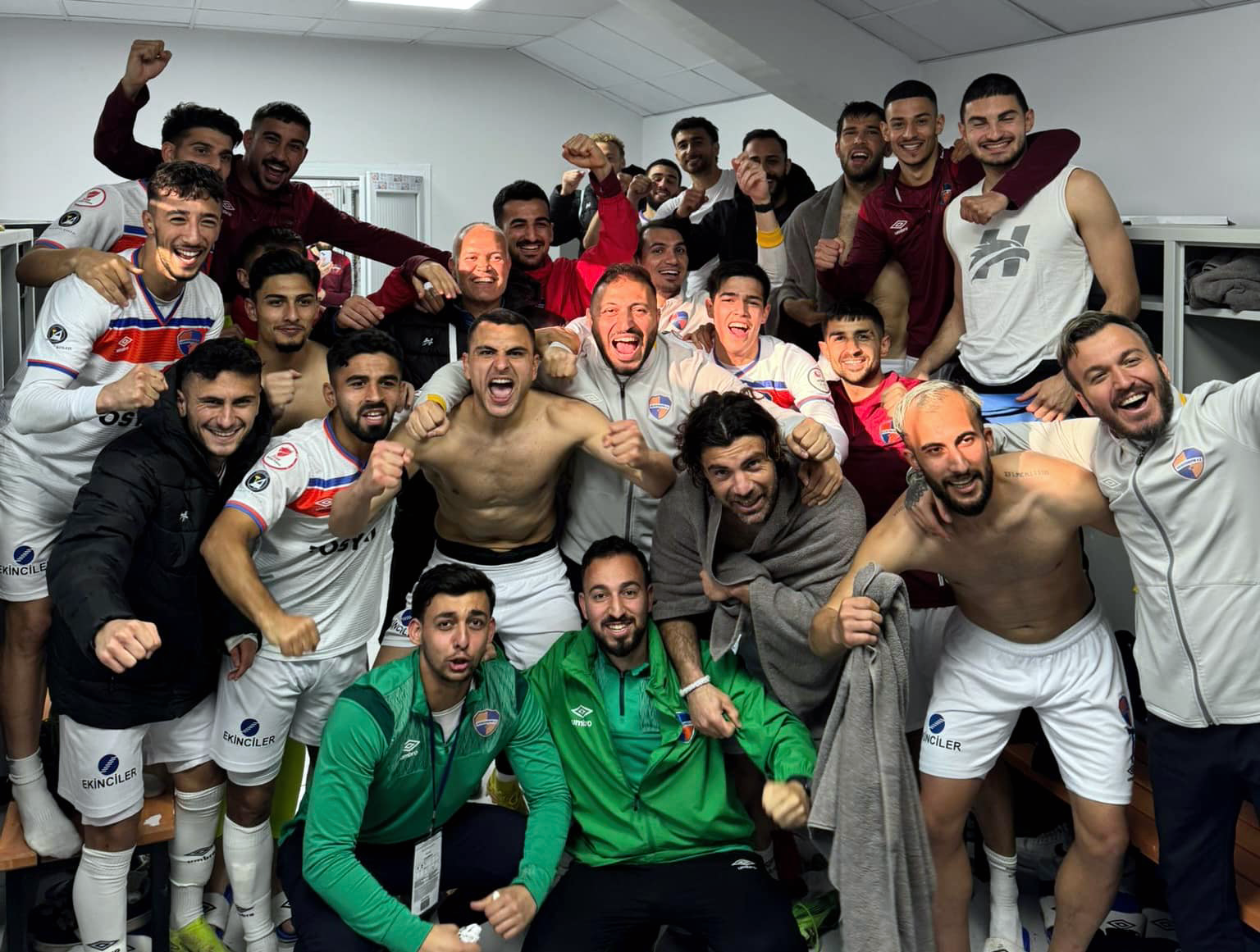 Nesine 2.Lig'in 21.haftasında Şanlı İskenderunspor'umuz, Sarıseki Fuat Tosyalı Stadyumu'dan 2-1 yendiği İnegölspor maçının ardından galibiyet pozu. 