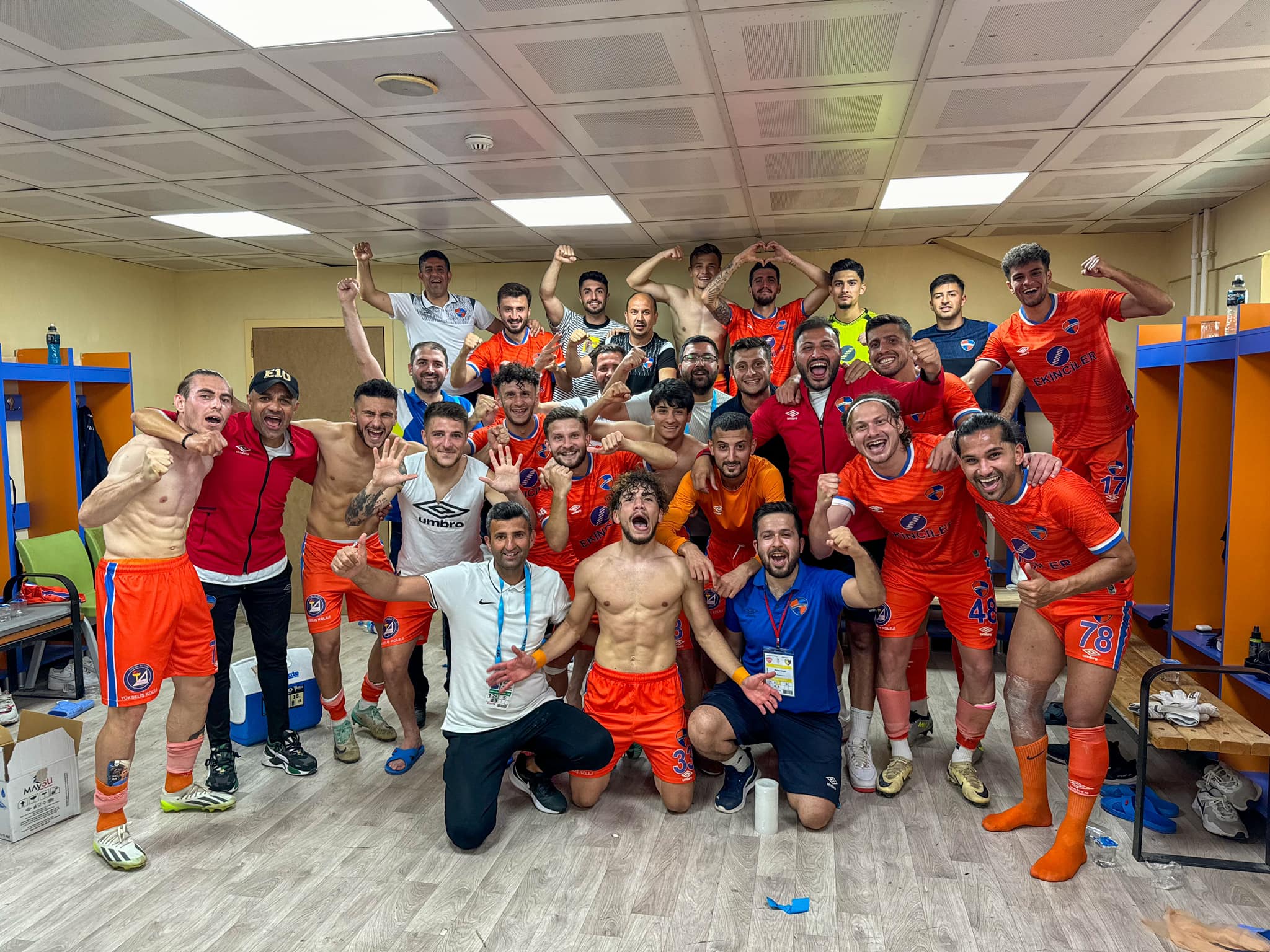 TFF 2.Lig‘in 36.haftasında Şanlı İskenderunspor‘umuzun, Kırıkhan İlçe Stadyumu'nda 3-0 yendiği Denizlispor maçının galibiyet pozu. 