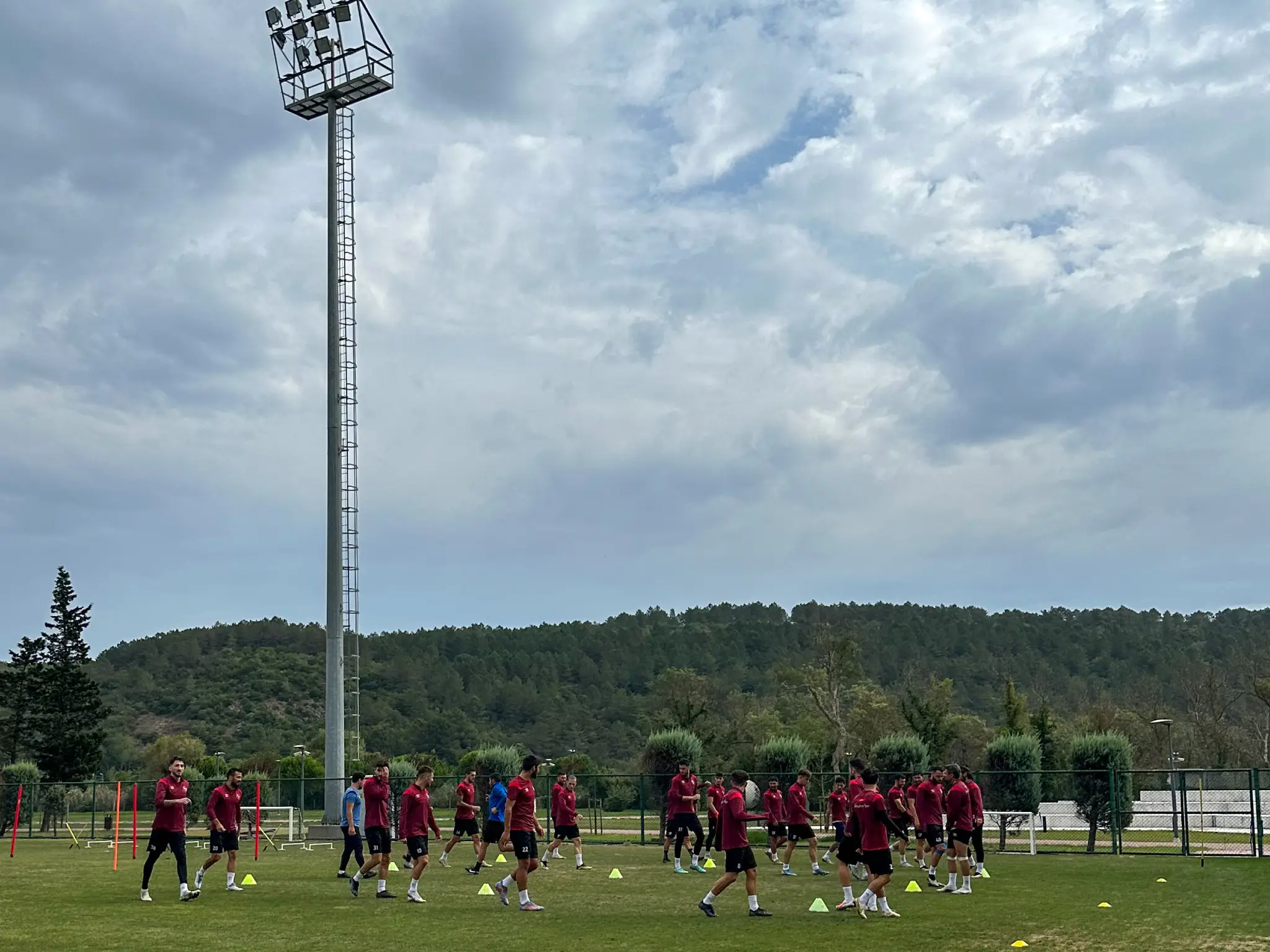 İskenderunspor’umuz, 1 Ekim Pazar günü saat 16.00’da Eyüp Stadı’nda karşılaşacağı Karaman FK müsabakasının hazırlıklarını bugün gerçekleştirdiği antrenmanla sürdürdü. 